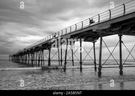 Die elegante 1869 Victorian Pier in Saltburn-by-the-Sea an einem bewölkten herbstlichen Tag, North Yorkshire, Großbritannien Stockfoto