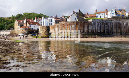 Die 1975 Stützmauer schutz Robin Hoods Bay von Küstenerosion, North Yorkshire, Großbritannien Stockfoto