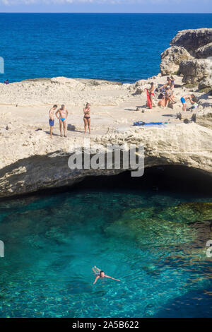 Höhle von Poesie, einem berühmten natürlichen Pool, Roca Vecchia, Melendugno, Lecce, Apulien, Italien Stockfoto