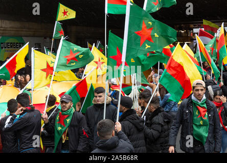 Demonstration am Samstag 2019/10/19 in Köln gegen die militärische Offensive der Türkei im Norden Syriens mit über 10.000 Teilnehmer. Stockfoto