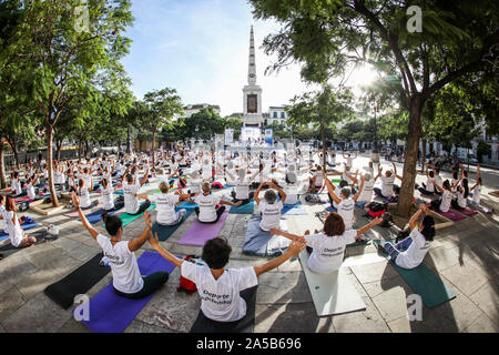 August 4, 2009: 19. Oktober 2019 (Malaga) VI EDITION YOGA AUF DEM PLATZ. Für eine verantwortungsvolle Nutzung der öffentlichen Räume, kümmern sich um Ihren Körper, um ihre Stadt. Plaza de la Merced Hosts die sechste Ausgabe von "Yoga en la Plaza", die unter dem Motto "Pflegen Sie Ihren Körper, pflegen Sie Ihre Stadt", die sich für die verantwortungsvolle Nutzung von öffentlichen Räumen, die Achtung des Gemeinwohls und der Praxis der Verantwortlichen und gesunden Gewohnheiten, sowie Verbreitung der Kultur des Yoga. Diese Aktivität, die vom Rat der Stadt Malaga durch das Bewusstsein Programm 'MÃ¡laga CÃ³mo Te Quiero! organisiert? "Mit der Unterstützung Stockfoto