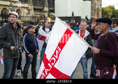 London, Großbritannien. Okt, 2019 19. Brexiters außerhalb der Häuser von Parlament sammeln während einer seltenen Samstag Sitzung des Parlaments, bei denen MPs die Aussprache und Abstimmung zu dem neuen Premierminister Brexit beschäftigen. Credit: Thabo Jaiyesimi/Alamy leben Nachrichten Stockfoto