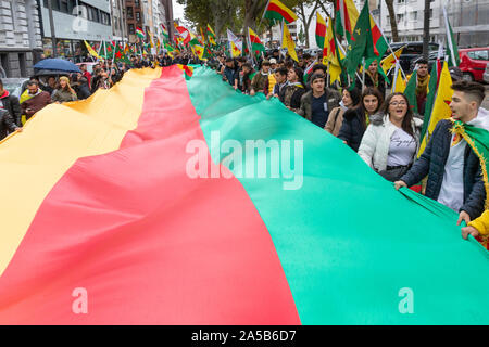 Demonstration am Samstag 2019/10/19 in Köln gegen die militärische Offensive der Türkei im Norden Syriens mit über 10.000 Teilnehmer. Stockfoto