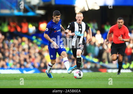 LONDON, ENGLAND. Oktober 19th-Chelsea Christian Pulisic und Newcastle Matthew Longstaff während der Premier League Spiel zwischen Chelsea und Newcastle United an der Stamford Bridge, London am Samstag, den 19. Oktober 2019. (Credit: Leila Coker | MI Nachrichten) das Fotografieren dürfen nur für Zeitung und/oder Zeitschrift redaktionelle Zwecke verwendet werden, eine Lizenz für die gewerbliche Nutzung Kreditkarte erforderlich: MI Nachrichten & Sport/Alamy leben Nachrichten Stockfoto