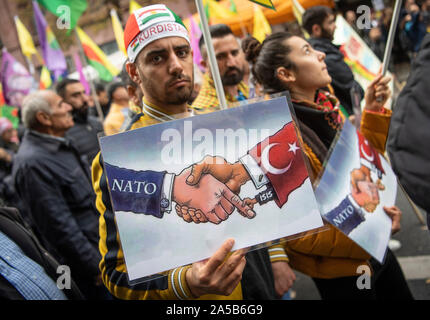 Frankfurt am Main, Deutschland. Okt, 2019 19. 19. Oktober 2019, Hessen, Frankfurt/Main: Mehrere tausend Kurden Protest in der Innenstadt gegen den Einsatz der türkischen Armee in den türkisch-syrischen Grenze Region. Foto: Boris Roessler/dpa Quelle: dpa Picture alliance/Alamy leben Nachrichten Stockfoto