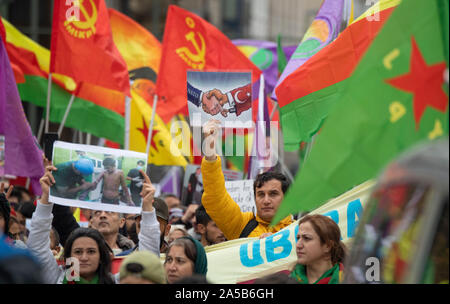 Frankfurt am Main, Deutschland. Okt, 2019 19. 19. Oktober 2019, Hessen, Frankfurt/Main: Mehrere tausend Kurden Protest in der Innenstadt gegen den Einsatz der türkischen Armee in den türkisch-syrischen Grenze Region. Foto: Boris Roessler/dpa Quelle: dpa Picture alliance/Alamy leben Nachrichten Stockfoto