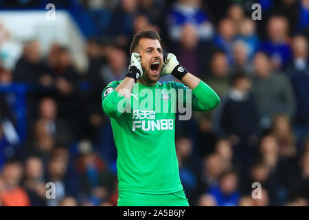 LONDON, ENGLAND. Oktober 19th-Newcastle Torwart Martin Dubravka während der Premier League Spiel zwischen Chelsea und Newcastle United an der Stamford Bridge, London am Samstag, den 19. Oktober 2019. (Credit: Leila Coker | MI Nachrichten) das Fotografieren dürfen nur für Zeitung und/oder Zeitschrift redaktionelle Zwecke verwendet werden, eine Lizenz für die gewerbliche Nutzung Kreditkarte erforderlich: MI Nachrichten & Sport/Alamy leben Nachrichten Stockfoto