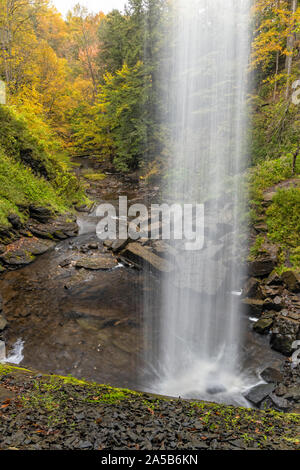 Carpenter fällt aus der Höhle hinter durch einen ruhigen Herbst Wald in der Behar bewahren in Mähren, New York umgeben gesehen. Stockfoto