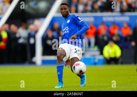 Leicester, Großbritannien. Okt, 2019 19. 19. Oktober 2019; King Power Stadion, Leicester, Midlands, England; Englische Premier League Fußball, Leicester City gegen Burnley; Wilfred Ndidi von Leicester City am Ball - Streng redaktionelle Verwendung. Keine Verwendung mit nicht autorisierten Audio-, Video-, Daten-, Spielpläne, Verein/liga Logos oder "live" Dienstleistungen. On-line-in-Match mit 120 Bildern beschränkt, kein Video-Emulation. Keine Verwendung in Wetten, Spiele oder einzelne Verein/Liga/player Publikationen Quelle: Aktion Plus Sport Bilder/Alamy leben Nachrichten Stockfoto