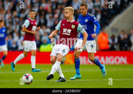 Leicester, Großbritannien. Okt, 2019 19. 19. Oktober 2019; King Power Stadion, Leicester, Midlands, England; Englische Premier League Fußball, Leicester City gegen Burnley; Ben Mee von Burnley am Ball - Streng redaktionelle Verwendung. Keine Verwendung mit nicht autorisierten Audio-, Video-, Daten-, Spielpläne, Verein/liga Logos oder "live" Dienstleistungen. On-line-in-Match mit 120 Bildern beschränkt, kein Video-Emulation. Keine Verwendung in Wetten, Spiele oder einzelne Verein/Liga/player Publikationen Quelle: Aktion Plus Sport Bilder/Alamy leben Nachrichten Stockfoto