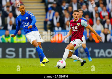 Leicester, Großbritannien. Okt, 2019 19. 19. Oktober 2019; King Power Stadion, Leicester, Midlands, England; Englische Premier League Fußball, Leicester City gegen Burnley; Youri Tielemans von Leicester City legt den Ball - Streng redaktionelle Verwendung. Keine Verwendung mit nicht autorisierten Audio-, Video-, Daten-, Spielpläne, Verein/liga Logos oder "live" Dienstleistungen. On-line-in-Match mit 120 Bildern beschränkt, kein Video-Emulation. Keine Verwendung in Wetten, Spiele oder einzelne Verein/Liga/player Publikationen Quelle: Aktion Plus Sport Bilder/Alamy leben Nachrichten Stockfoto