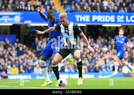 LONDON, ENGLAND. Oktober 19th-Newcastle Joelinton und Chelsea's Kurt Zouma während der Premier League Spiel zwischen Chelsea und Newcastle United an der Stamford Bridge, London am Samstag, den 19. Oktober 2019. (Credit: Leila Coker | MI Nachrichten) das Fotografieren dürfen nur für Zeitung und/oder Zeitschrift redaktionelle Zwecke verwendet werden, eine Lizenz für die gewerbliche Nutzung Kreditkarte erforderlich: MI Nachrichten & Sport/Alamy leben Nachrichten Stockfoto