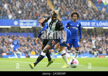 LONDON, ENGLAND. Oktober 19th-Newcastle Allan Saint-Maximin gewinnt die Kugel gegen Chelsea's Ross Barkley während der Premier League Spiel zwischen Chelsea und Newcastle United an der Stamford Bridge, London am Samstag, den 19. Oktober 2019. (Credit: Leila Coker | MI Nachrichten) das Fotografieren dürfen nur für Zeitung und/oder Zeitschrift redaktionelle Zwecke verwendet werden, eine Lizenz für die gewerbliche Nutzung Kreditkarte erforderlich: MI Nachrichten & Sport/Alamy leben Nachrichten Stockfoto