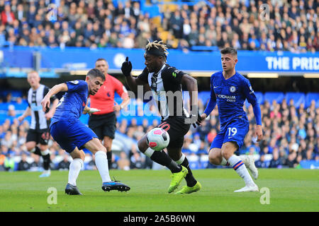 LONDON, ENGLAND. Oktober 19th-Newcastle Allan Saint-Maximin während der Premier League Spiel zwischen Chelsea und Newcastle United an der Stamford Bridge, London am Samstag, den 19. Oktober 2019. (Credit: Leila Coker | MI Nachrichten) das Fotografieren dürfen nur für Zeitung und/oder Zeitschrift redaktionelle Zwecke verwendet werden, eine Lizenz für die gewerbliche Nutzung Kreditkarte erforderlich: MI Nachrichten & Sport/Alamy leben Nachrichten Stockfoto