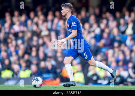 London, Großbritannien. Okt, 2019 19. Jorginho von Chelsea in der Premier League Spiel zwischen Chelsea und Newcastle United an der Stamford Bridge, London, England am 19. Oktober 2019. Foto von salvio Calabrese. Nur die redaktionelle Nutzung, eine Lizenz für die gewerbliche Nutzung erforderlich. Keine Verwendung in Wetten, Spiele oder einer einzelnen Verein/Liga/player Publikationen. Credit: UK Sport Pics Ltd/Alamy leben Nachrichten Stockfoto