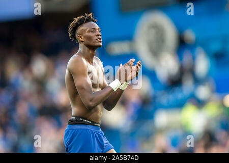 London, Großbritannien. Okt, 2019 19. Tammy Abraham von Chelsea in der Premier League Spiel zwischen Chelsea und Newcastle United an der Stamford Bridge, London, England am 19. Oktober 2019. Foto von salvio Calabrese. Nur die redaktionelle Nutzung, eine Lizenz für die gewerbliche Nutzung erforderlich. Keine Verwendung in Wetten, Spiele oder einer einzelnen Verein/Liga/player Publikationen. Credit: UK Sport Pics Ltd/Alamy leben Nachrichten Stockfoto