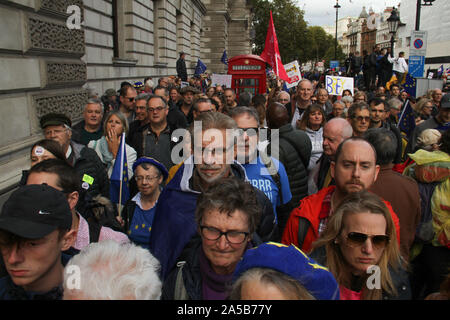 Westminster, London, Großbritannien, 19. Oktober 2019: Tausende Demonstranten bis zur Volksabstimmung März von Park Lane nach Westminster Park als Parlament wandte sich an einem Samstag saß auf Brexit zu beraten. Die Regierung gezwungen, eine Verlängerung nach dem Verlust der Letwin Änderungsantrag stimmen zu suchen. Fotos: David Mbiyu Stockfoto