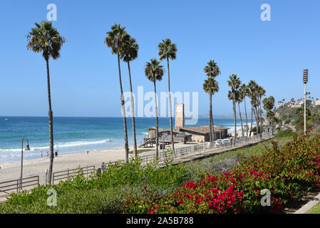 SAN Clemente, Kalifornien - 18 Okt 2019: das Meer und den Strand vom Parque del Mar mit Uhrturm und Gleise gesehen. Stockfoto