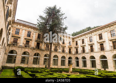 Cangas del Narcea, Spanien. Das Monasterio de San Juan Bautista (Kloster des Hl. Johannes der Täufer) von corias oder Courias, jetzt ein Parador Nacional Stockfoto