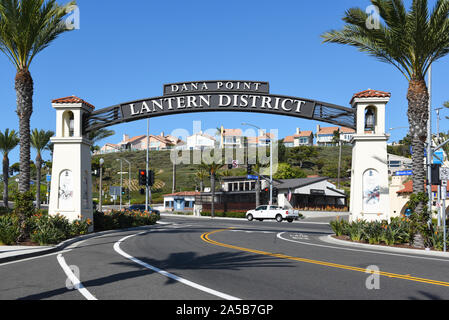 DANA POINT, Kalifornien - 18 Okt 2019: Die Laterne Bezirk Zeichen markiert einen Bereich, die sich einer Revitalisierung im südlichen Kalifornien Strand Stadt. Stockfoto