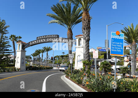 DANA POINT, Kalifornien - 18 Okt 2019: Die Laterne Bezirk Zeichen markiert einen Bereich, die sich einer Revitalisierung im südlichen Kalifornien Strand Stadt. Stockfoto