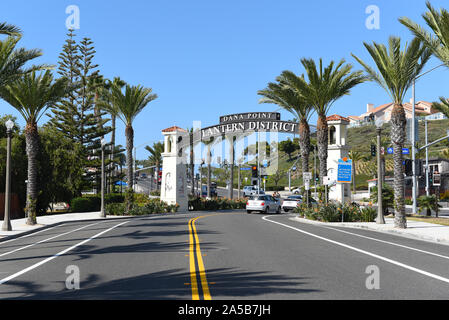 DANA POINT, Kalifornien - 18 Okt 2019: Die Laterne Bezirk Zeichen markiert einen Bereich, die sich einer Revitalisierung im südlichen Kalifornien Strand Stadt. Stockfoto