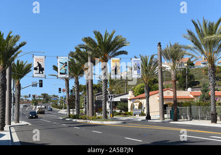 DANA POINT, Kalifornien - 18 Okt 2019: Banner Hand über Pacific Coast Highway in den südlichen Orange County Stadt am Strand. Stockfoto