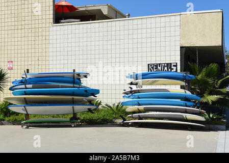 DANA POINT, Kalifornien - 18 Okt 2019: Anzeige der Vermietung Surfboards außerhalb der Unendlichkeit Surfbretter Shop. Stockfoto