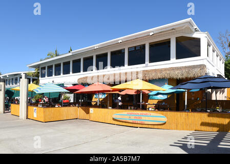 DANA POINT, Kalifornien - 18 Okt 2019: Harpune Henrys Patio Bar & Grill im Dana Point Marina. Stockfoto