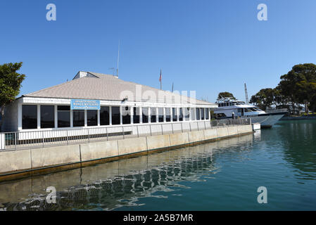 DANA POINT, Kalifornien - 18 Okt 2019: Catalina Express Büro und Boot am Embarcadero in der Dana Point Marina. Stockfoto