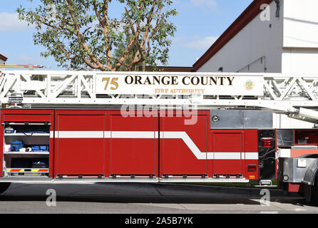 SANTA ANA, Kalifornien - 14 Okt 2019: Eine Orange County Fire Behörde Motor an der Szene. Stockfoto