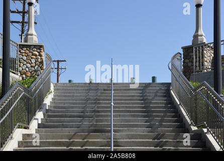 ORANGE, Kalifornien - 14 Okt 2019: Treppe am Orange Bahnhof, Unterführung, die den Norden und Süden Plattformen verbindet. Stockfoto