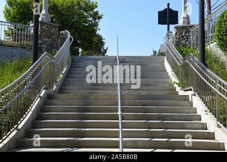 ORANGE, Kalifornien - 14 Okt 2019: Treppe am Orange Bahnhof, Unterführung, die den Norden und Süden Plattformen verbindet. Stockfoto