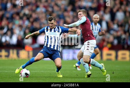 Brighton und Hove Albion Pascal Gross (links) und Aston Villa Matt Targett Kampf um den Ball während der Premier League Match in der Villa Park, Birmingham. Stockfoto