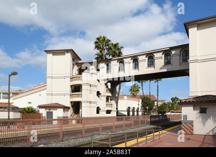 SANTA ANA, Kalifornien - 14 Okt 2019: Eleveate Gehweg an der Santa Ana Bahnhof Anschluss der Norden und Süden Plattformen. Stockfoto