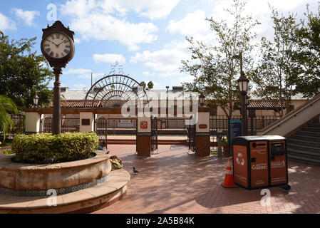 SANTA ANA, Kalifornien - 14 Okt 2019: Innenhof und platforn im Santa Ana Bahnhof, dass Amtrak und Metrolink Linien dient. Stockfoto