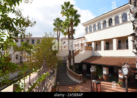 SANTA ANA, Kalifornien - 14 Okt 2019: Das Santa Ana Bahnhof Innenhof und Wartebereich. Stockfoto