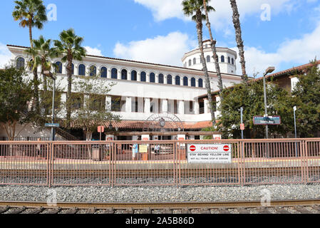 SANTA ANA, Kalifornien - 14 Okt 2019: Das Santa Ana Bahnhof aus dem Norden Plattform gesehen. Stockfoto