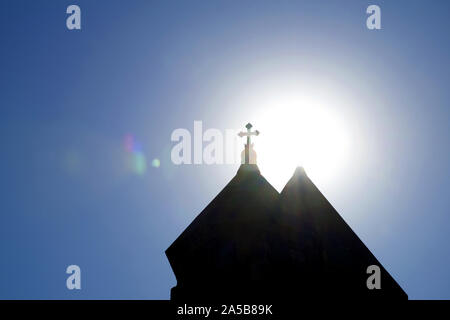 Armenien, Khor Chor Virap: Kloster in der Nähe von Ararat - beleuchtetes Kreuz von Sun, Silhouette Stockfoto