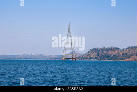 Dudhni See ist einer der landschaftlich schönsten und ruhige Atmosphäre mit dem riesigen Wasser im Gebiet der Union von Indien. Dudhni See ist etwa 40 km. Stockfoto