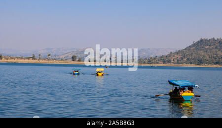 Dudhni See ist einer der landschaftlich schönsten und ruhige Atmosphäre mit dem riesigen Wasser im Gebiet der Union von Indien. Dudhni See ist etwa 40 km. Stockfoto