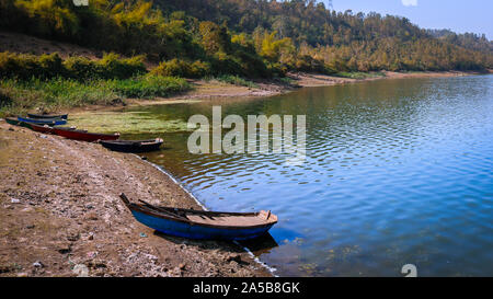 Dudhni See ist einer der landschaftlich schönsten und ruhige Atmosphäre mit dem riesigen Wasser im Gebiet der Union von Indien. Dudhni See ist etwa 40 km. Stockfoto