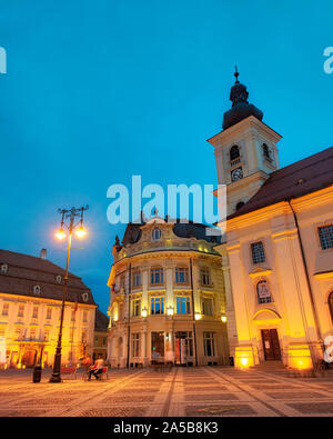 Bei Sonnenuntergang in der Innenstadt von Sibiu, Rumänien, im Mai 2019 getroffen Stockfoto