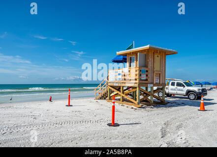 Rettungsschwimmer stehen auf Lido Beach am Golf von Mexiko auf Lido Key in Sarasota Florida in den Vereinigten Staaten Stockfoto