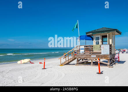 Rettungsschwimmer stehen auf Lido Beach am Golf von Mexiko auf Lido Key in Sarasota Florida in den Vereinigten Staaten Stockfoto