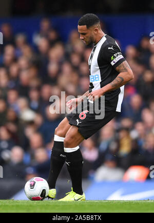 Stamford Bridge, London, UK. Okt, 2019 19. Fußball der englischen Premier League Chelsea gegen Newcastle United, Jamaal Lascelles von Newcastle bringt den Ball nach vorne - Streng redaktionelle Verwendung. Keine Verwendung mit nicht autorisierten Audio-, Video-, Daten-, Spielpläne, Verein/liga Logos oder "live" Dienstleistungen. On-line-in-Match mit 120 Bildern beschränkt, kein Video-Emulation. Keine Verwendung in Wetten, Spiele oder einzelne Verein/Liga/player Publikationen Quelle: Aktion plus Sport/Alamy leben Nachrichten Stockfoto