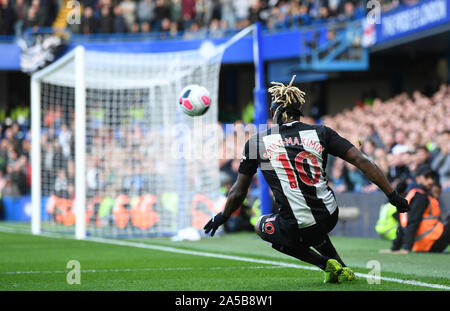 Stamford Bridge, London, UK. Okt, 2019 19. Fußball der englischen Premier League Chelsea gegen Newcastle United; Allan Saint-Maximin von Newcastle kreuzt den Ball in den Strafraum - Streng redaktionelle Verwendung. Keine Verwendung mit nicht autorisierten Audio-, Video-, Daten-, Spielpläne, Verein/liga Logos oder "live" Dienstleistungen. On-line-in-Match mit 120 Bildern beschränkt, kein Video-Emulation. Keine Verwendung in Wetten, Spiele oder einzelne Verein/Liga/player Publikationen Quelle: Aktion plus Sport/Alamy leben Nachrichten Stockfoto