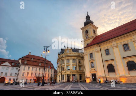 Bei Sonnenuntergang in der Innenstadt von Sibiu, Rumänien, im Mai 2019 getroffen Stockfoto