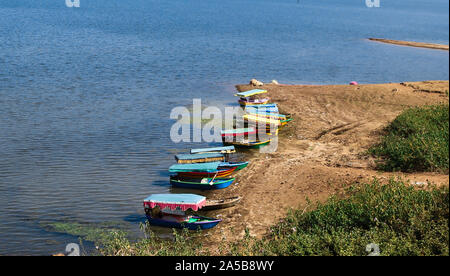 Dudhni See ist einer der landschaftlich schönsten und ruhige Atmosphäre mit dem riesigen Wasser im Gebiet der Union von Indien. Dudhni See ist etwa 40 km. Stockfoto