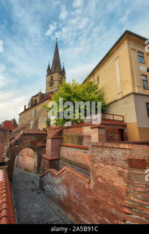 Bei Sonnenuntergang in der Innenstadt von Sibiu, Rumänien, im Mai 2019 getroffen Stockfoto